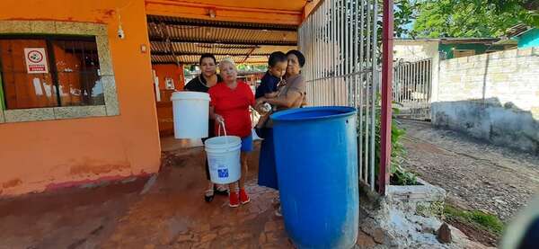 Acuciante falta de agua afecta a varios pobladores y a una escuela en Presidente Franco   - ABC en el Este - ABC Color