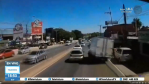 ¡Impresionante! Iba en "zigzag" y rozó a varios vehículos