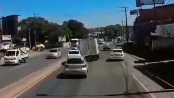 Video: Camión choca contra varios vehículos sobre Acceso Sur en Ñemby