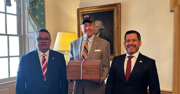 La Nación / Landau y Latorre abordan inversión y vuelos directos