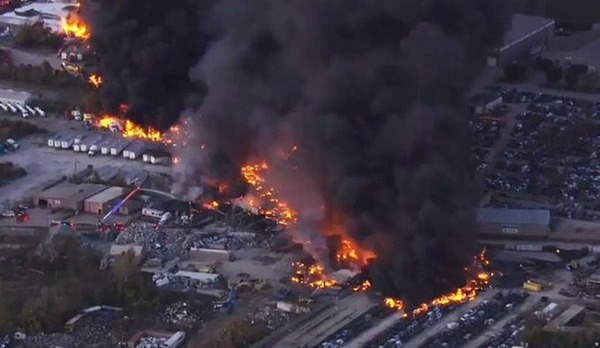 Al menos siete muertos y varios heridos tras estrellarse un avión de carga en EE.UU