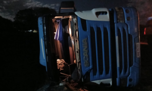 Caaguazú: Vuelco de camión sin heridos pero con importantes daños materiales - OviedoPress