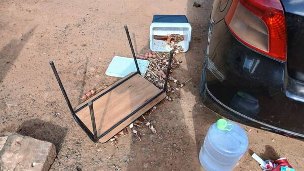 Dos mujeres echaron al suelo los asaditos de un vendedor en Luque