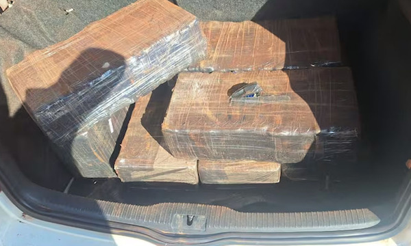 Persecución en Canindeyú termina con el hallazgo de un vehículo cargado con droga - OviedoPress