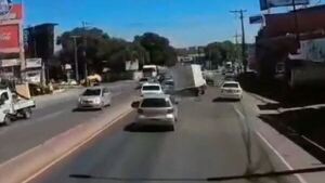 Camión quedó sin freno y zigzagueó sobre Acceso Sur