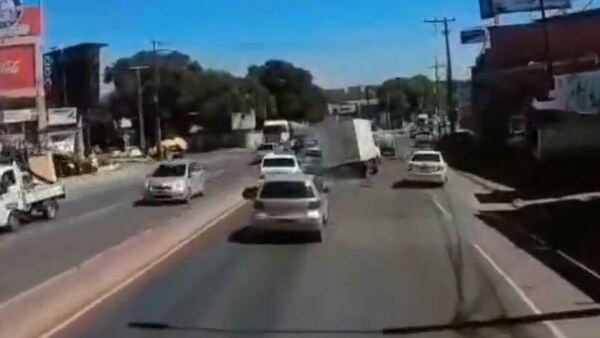 Camión quedó sin freno y zigzagueó sobre Acceso Sur