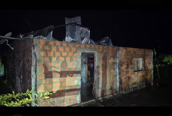 Temporal arrasa Puerto Casado y deja a familias con hogares destrozados y huertas dañadas