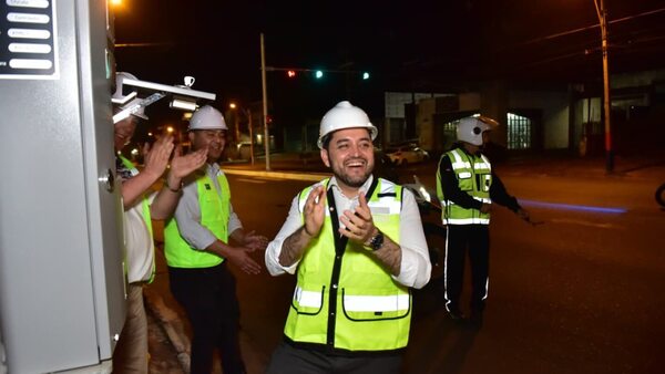 Comuna de Asunción activa cruce semafórico sin concluir obras y provoca caos vehicular