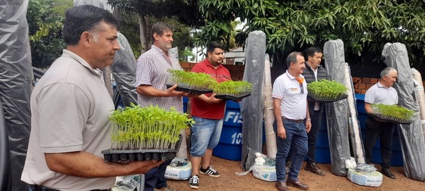 Municipalidad de Encarnación entrega kits de riego y plantines a pequeños productores