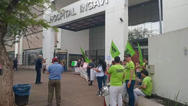 Enfermeros de IPS protestan frente a Ingavi: exigen reajuste salarial y rechazan privatización  - Nacionales - ABC Color