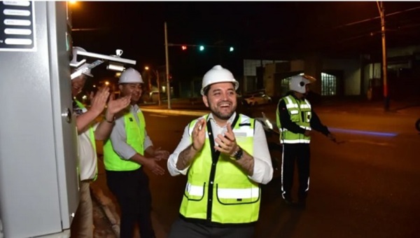 Asunción activó un cruce semafórico sobre la Avda. Eusebio Ayala sin haber completado las obras de señalización y la pintura vial