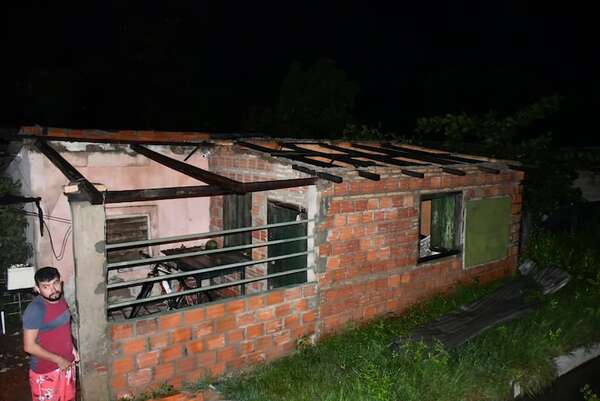 Viviendas destechadas y árboles caídos tras temporal registrado en Puerto Casado - Noticias del Chaco - ABC Color