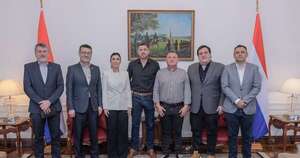 La Nación / Gobierno prepara la entrega de más ambulancias la próxima semana