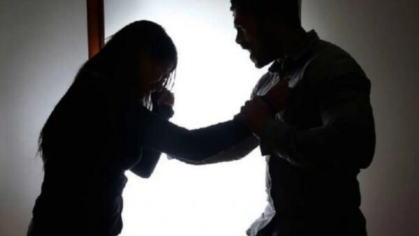 La encerró y la golpeó, pero un juez le obliga a vivir con el garrotero