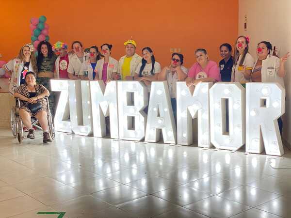 Doctores de la Risa Paraguay proponen bailar para regalar sonrisas en Navidad