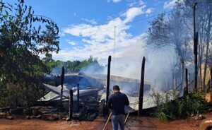 Incendio destruye una vivienda en San Cristóbal 