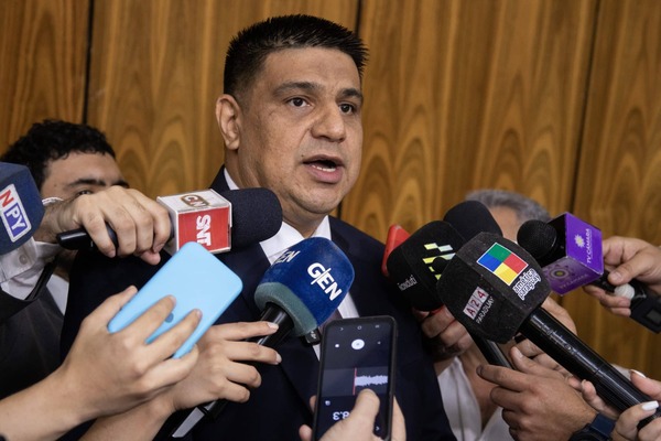 Abiertos a impulsar juicio a Corte por "mafia de los pagarés"