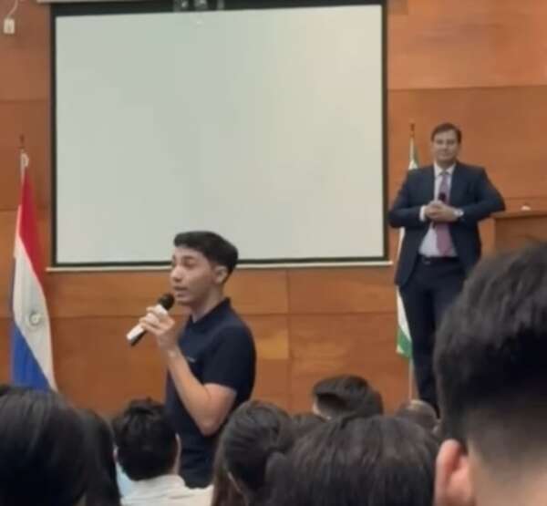 Video: estudiante enfrenta a “Beto” Ovelar y le reclama por nepotismo - Política - ABC Color