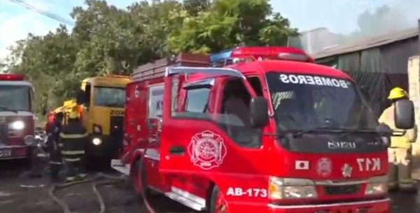 Popular / De milagro abuelos de Ciudad del Este se salvan de un incendio que arrasó su hogar