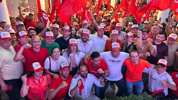 Dani Mujica recibe apoyo de un grupo de colorados al inicio de su cierre de campaña