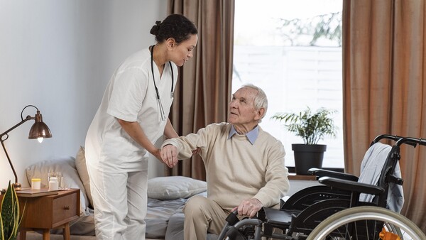Un rostro silencioso y femenino: la economía del cuidado equivale al 22,4% del PIB