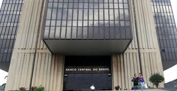 Banco Central de Brasil mantiene su tasa de interés de referencia en 15%