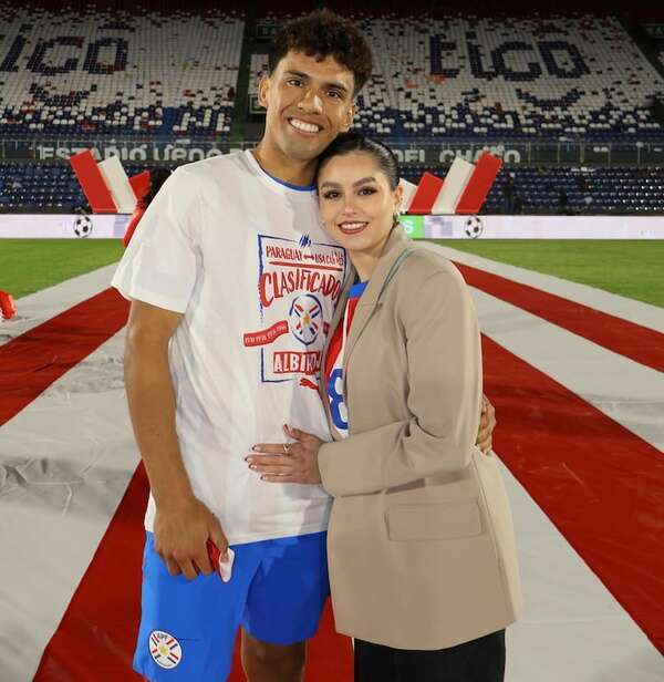 ¡Mirá el video del albirrojo Diego Gómez y su novia armando el árbol de Navidad en Inglaterra! - Gente - ABC Color