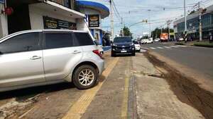 Autos en vereda inclusiva, peatones por la calzada •
