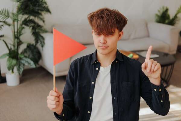 Red flags sutiles que suelen pasar desapercibidas al comienzo de una relación - Sexualidad - ABC Color