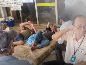 Popular / Jubilados ikuerái se agolparon frente a la intendencia exigiendo pago de sus haberes