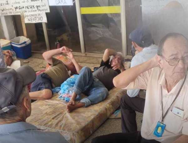 Popular / Jubilados ikuerái se agolparon frente a la intendencia exigiendo pago de sus haberes