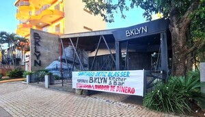 Popular / Escrachan a dueño de local nocturno: Los acusan de “estafador” y “lavador”