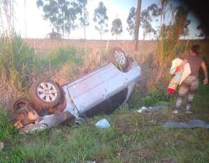 Sexagenario volcó su auto tras esquivar a una moto sin luz en Jesús - Policiales - ABC Color