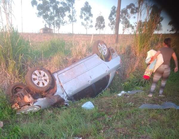 Sexagenario volcó su auto tras esquivar a una moto sin luz en Jesús - Policiales - ABC Color