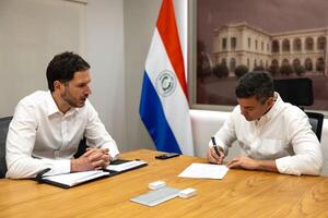 Peña promulga ley que limita descuentos y embargos en salarios de funcionarios públicos