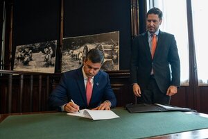 Popular / Santi Peña promulga ley que protege a funcionarios de descuentos compulsivos