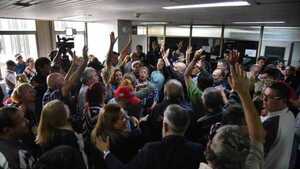 Jubilados reclaman a Luis Bello el pago de haberes y anuncian huelga de hambre