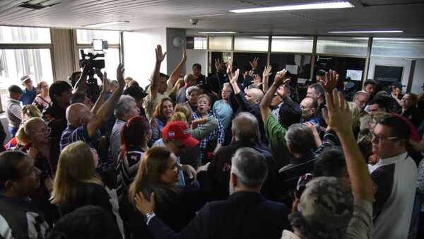 Jubilados reclaman a Luis Bello el pago de haberes y anuncian huelga de hambre