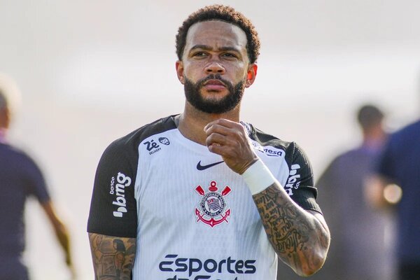 Corinthians quiere “desalojar” a Memphis Depay de su hotel