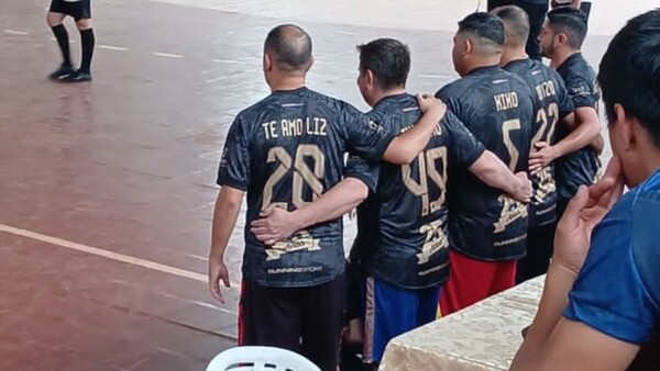Jugó exa con la frase “Te amo Liz” por su camiseta y dicen que es porque se portó mal