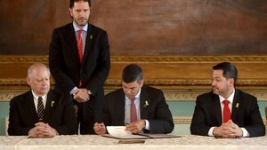 Peña promulgó ley para evitar descuentos de la mafia de los pagarés a empleados públicos