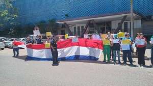 Hospital de Trauma se movilizó contra recorte de presupuesto y precarización laboral - Nacionales - ABC Color