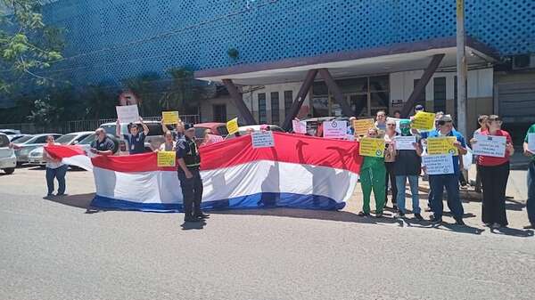 Hospital de Trauma se movilizó contra recorte de presupuesto y precarización laboral - Nacionales - ABC Color