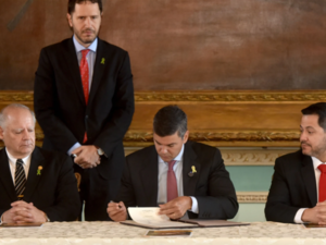 Peña promulga ley contra mafia pagarés