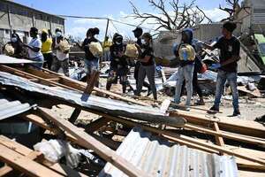 Más de 90.000 familias sin techo y 27 comunidades siguen aisladas en Jamaica por Melissa - Mundo - ABC Color