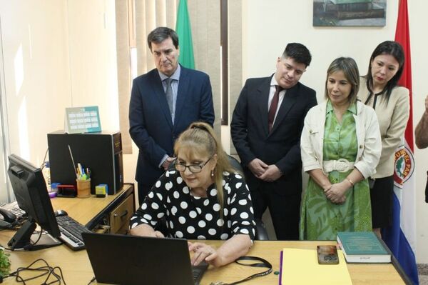 El ministro Gustavo Santander Dans realizó jornada de trabajo en Paraguarí