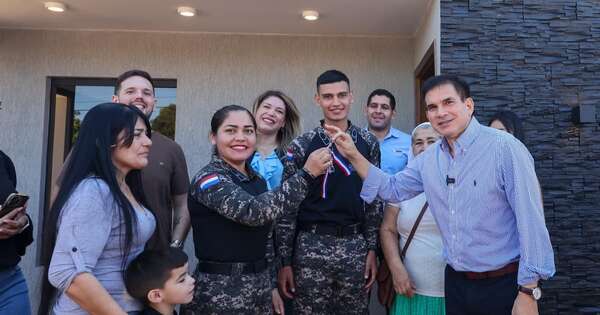 La Nación / Che Róga Porã 2.0: pareja del grupo Lince recibe su casa propia