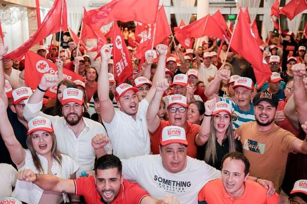 Mujica recibe apoyo de colorados libres cansados del saqueo de Itaipú y la corrupción del Clan ZI - Política - ABC Color