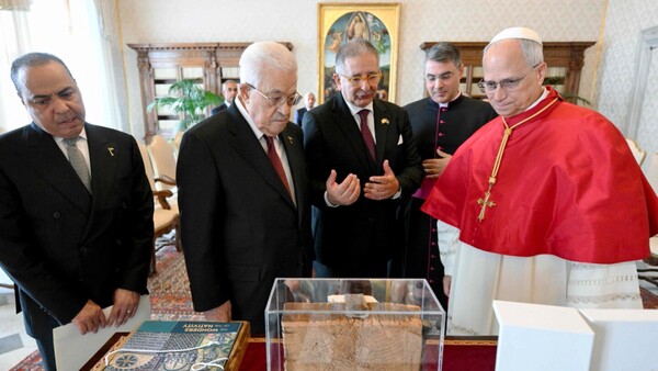 Papa y Abás coinciden en urgir ayuda a Gaza y en solución de dos Estados