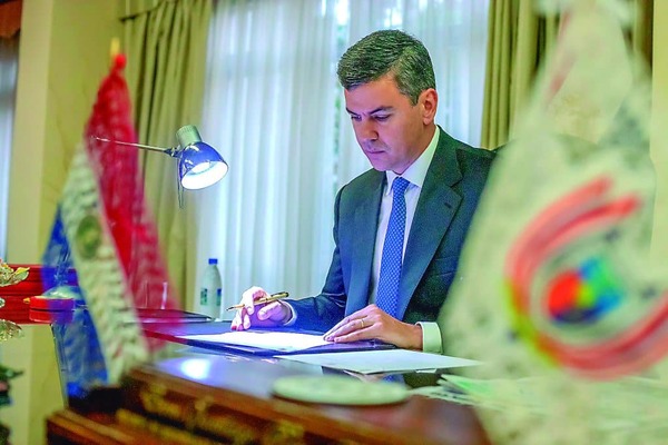 Promulgan ley que limita descuentos a salarios públicos